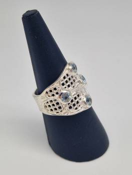 Extravaganter Ring mit blauen Topas Steinchen