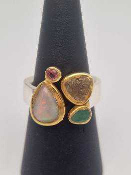 Bicolor Ring mit verschiedenen Edelsteinen