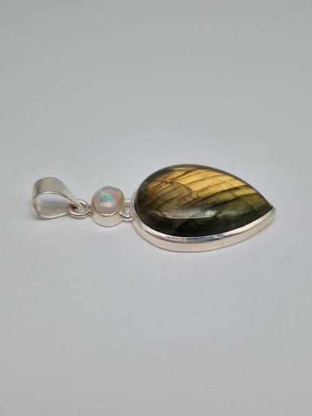 Wunderschöner Labradotitanhänger mit Opal in Silber gefasst
