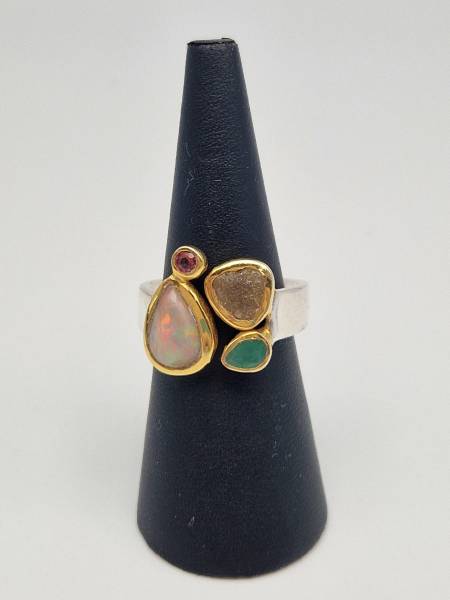 Bicolor Ring mit verschiedenen Edelsteinen